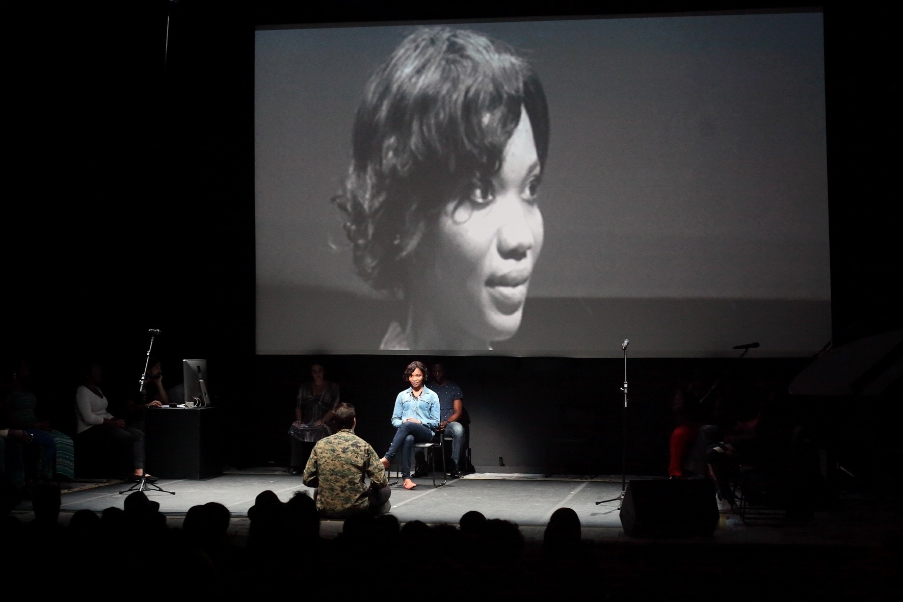 A haitiana Laurie Jeanty canta a música "Abecedário da Xuxa" em "Cidade Vodu". A cena reproduz um vídeo viral da internet em que um soldado brasileiro ensina a canção de forma debochada a órfãos do Haiti - Ivson Miranda