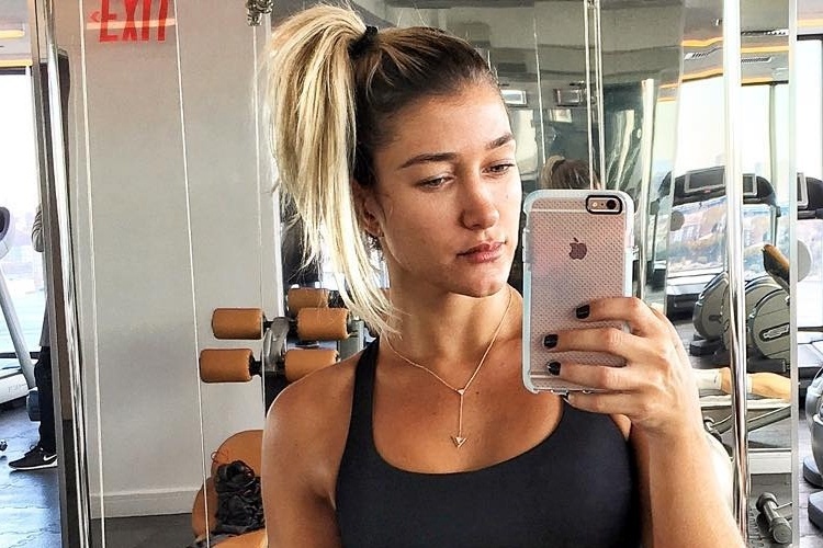 A rata de academia Gabriela Pugliesi gosta de usar o rabo de cavalo bem alto, no topo da cabeça e levemente deslocado para o lado - Reprodução/Instagram/@gabrielapugliesi