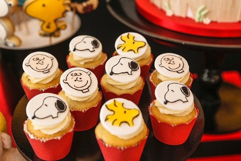 Os personagens do desenho Snoopy embelezaram os cupcakes da mesa, da Nika Linden. Os doces, decorados com pasta americana, tinham sabor de banana e recheio de doce de leite - Divulgação
