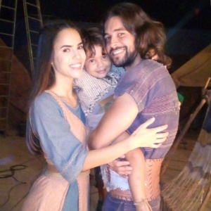 Brendha Haddad com Bernardo Velasco e o pequeno Pietro Buannafina nos bastidores da segunda temporada - Arquivo pessoal - Arquivo pessoal