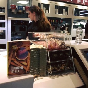 O livro "O Próximo da Fila" em um McDonald's de Paris - Henrique Rodrigues/Acervo Pessoal - Henrique Rodrigues/Acervo Pessoal