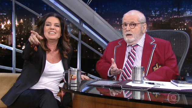 22.abr.2016 - Em seu programa desta sexta-feira, Jô reclama que sua entrevistada, a comentarista de economia Mara Luquet, não olha para ele - Reprodução /TV Globo