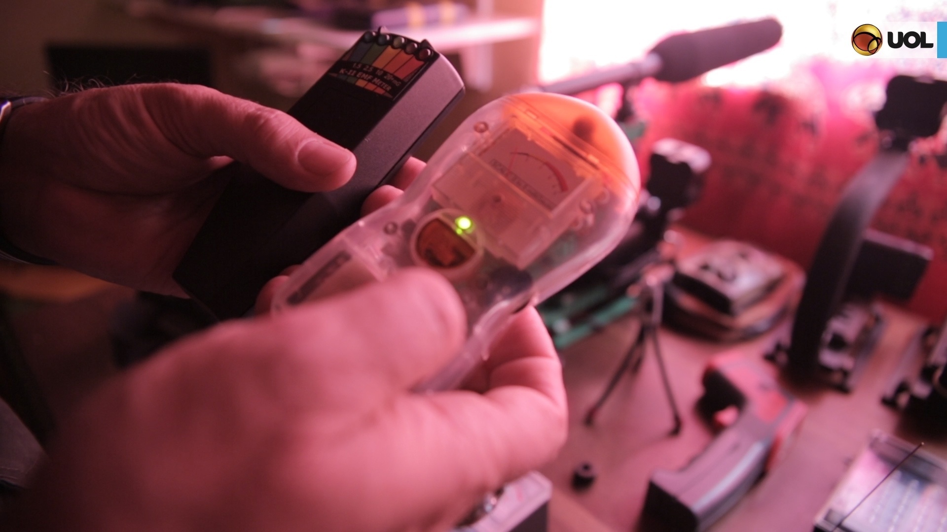 Os instrumentos usados por Rosa e João para caçar os fantasmas - Rodrigo Ferreira/UOL