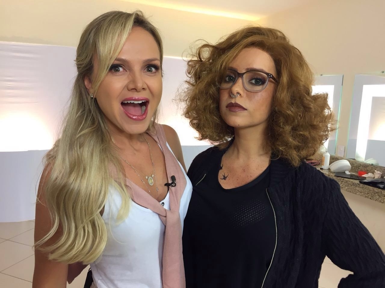 25.ago.2016 - Sandy usa disfarce para enganar sósias durante uma brincadeira no "Programa da Eliana" - Divulgação/SBT