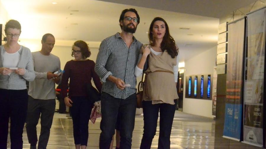 Grávida, Mel Fronckowiak vai ao cinema com Rodrigo Santoro no Rio  - Ag.News