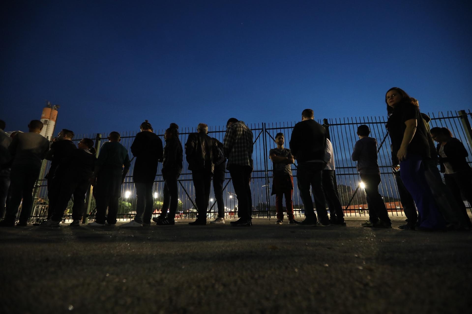 Público faz fila na avenida Olavo Fontoura à espera da abertura dos portões do Anhembi para a Virada Cultural 2017 - Simon Plestenjak/UOL