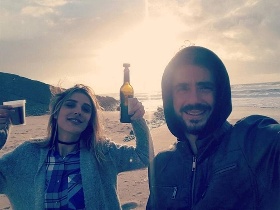 "Ei Rocco so pra avisar que muito antes de você nascer ja eramos esses namorados embriagados pelo mundi aí!!! Então ó, colabora pq hoje estamos sem babá né", brincou Rafa Brites na legenda de uma foto com Felipe Andreoli - Reprodução/Instagram