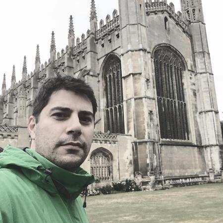Evaristo Costa posa na King"s College Cathedral, em Cambridge - Reprodução/Instagram