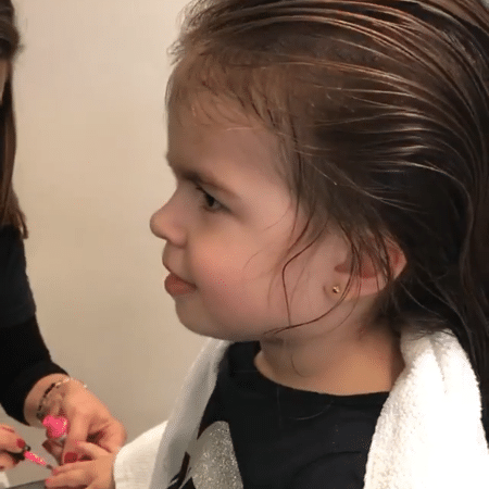 Valentina fazendo as unhas - Reprodução/Instagram - Reprodução/Instagram