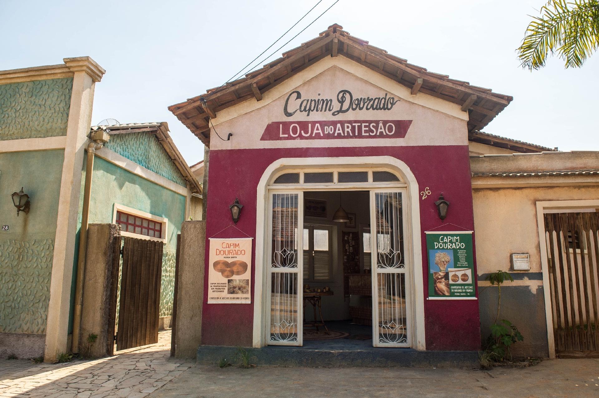 Capim Dourado é uma das construções de Pedra Santa. No local, as pessoas encontram peças artesanais produzido por quilombolas da região - Raquel Cunha/Globo