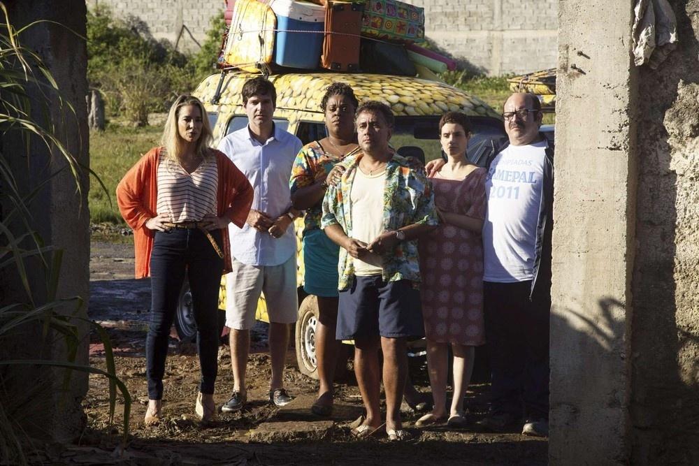 Cena do filme "Os Farofeiros", que mostra a história de um grupo de amigos passando perrengues na praia - Divulgação