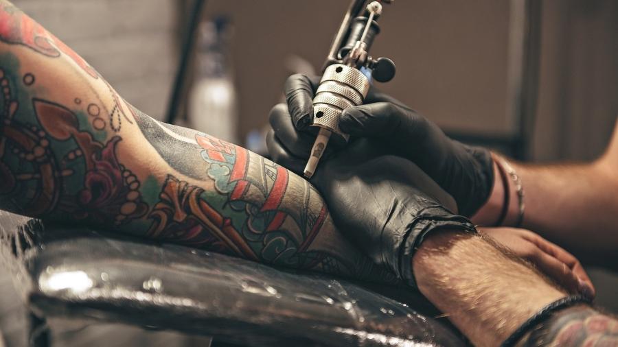 Dor na hora de tatuar? - Getty Images