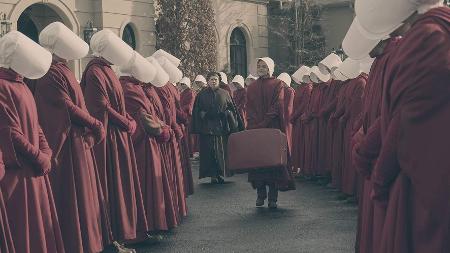 Ann Dowd (de marrom) com Madeline Brewer em cena de "The Handmaid's Tale" - George Kraychyk/Hulu