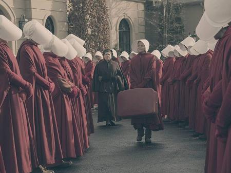 Madeline Brewer (centro) em cena de "The Handmaid"s Tale" - George Kraychyk/Hulu