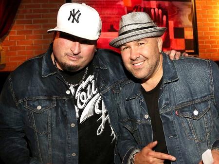 Bryan Abrams e Mark Calderon posam para foto - Johnny Nunez/WireImage