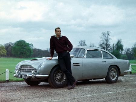 Sean Connery em cena de "007 contra Goldifnger", ao lado de seu famoso Aston Martin - Divulgação