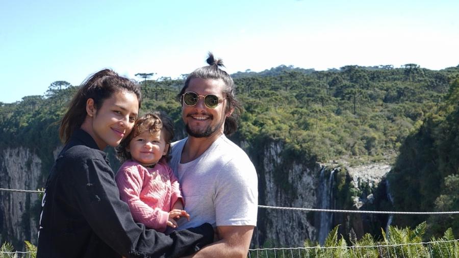 Yanna Lavigne ao lado da filha, Madalena, e do marido, Bruno Gissoni - Reprodução/Instagram/yannalavigne