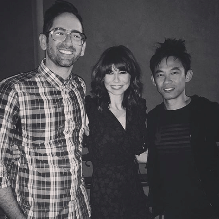 Michael Chaves posa ao lado da atriz Linda Cadellini e do diretor James Wan - Reprodução/Instagram - Reprodução/Instagram