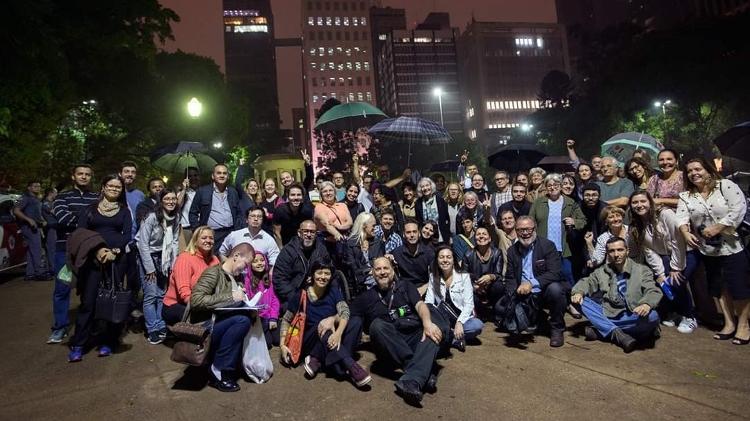 Assembleia do condomínio foi improvisada na praça Alexandre de Gusmão, em São Paulo - Reprodução/Facebook - Reprodução/Facebook