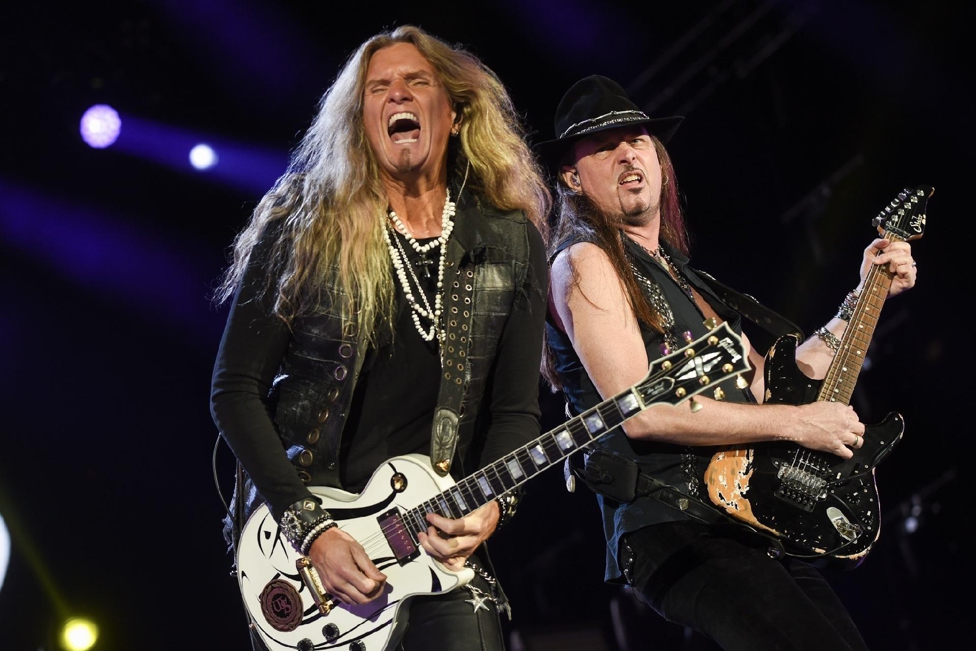 Joel Hoeckstra e Reb Beach durante show do Whitesnake na noite deste sábado (21) no festival Rockfest, no Allianz Parque - Flavio Moraes/UOL