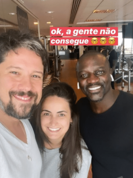 Mari Palma e Phelipe Siani tiram selfie com Akon - Reprodução/Instagram