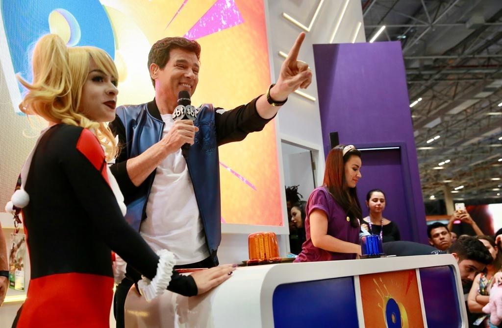 Celso Portiolli comanda torta na cara no estande do SBT durante a CCXP 2019 - Iwi Onodera/UOL