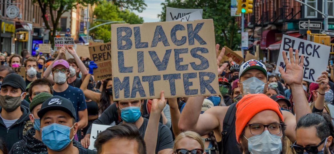 Manifestante segura cartaz com a frase "Black Lives Matter" durante protesto em Nova York - Erik McGregor/LightRocket via Getty Images