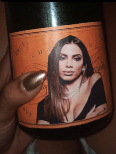 Anitta se impressiona com champagne com rótulo personalizado  - Reprodução/Instagram/@anitta