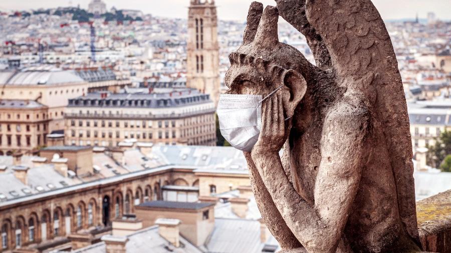 Gárgula de Notre Dame, em Paris, de máscara: Para circular em locais públicos fechados no país, a proteção voltará a ser exigida - Getty Images/iStockphoto