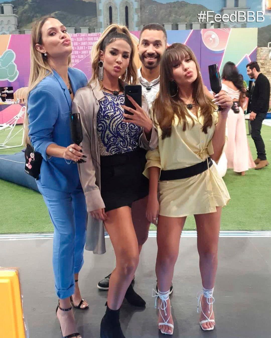 Sarah, Kerline, Gilberto e Thaís posam para selfie no espelho no "BBB Dia 101" - Reprodução/Instagram
