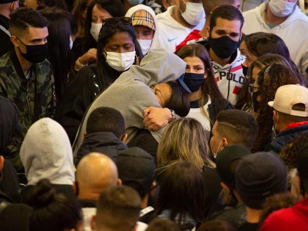 A mãe do cantor, Valquíria Nascimento, é confortada por familiares e fãs - Amauri Nehn/Brazil News