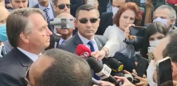 Carla Zambelli segura microfone da Jovem Pan em coletiva de Bolsonaro - Vimarsana News
