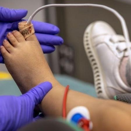 Pediatra de hospital no Texas faz apelo para que adultos se vacinem - Getty Images