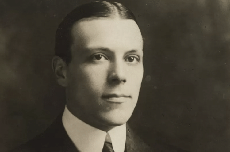 Após sua morte, a coleção de livros de Harry Elkins Widener foi doada à Universidade de Harvard, onde uma biblioteca foi construída em sua homenagem - Harvard University - Harvard University