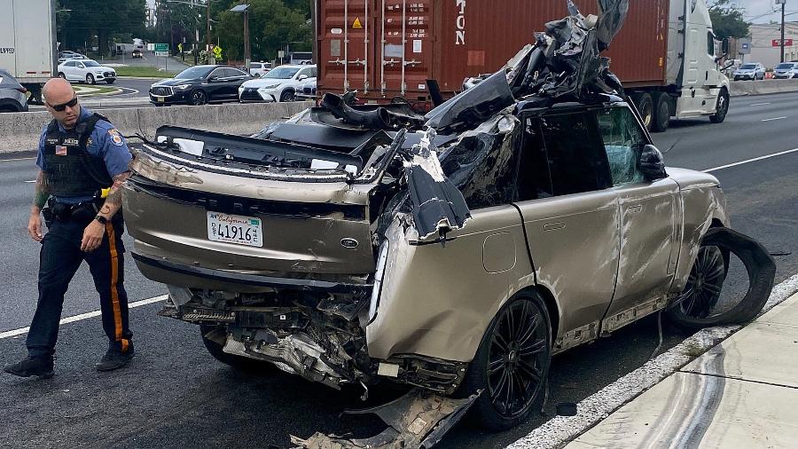 Range Rover é destruído em transporte nos EUA - Reprodução