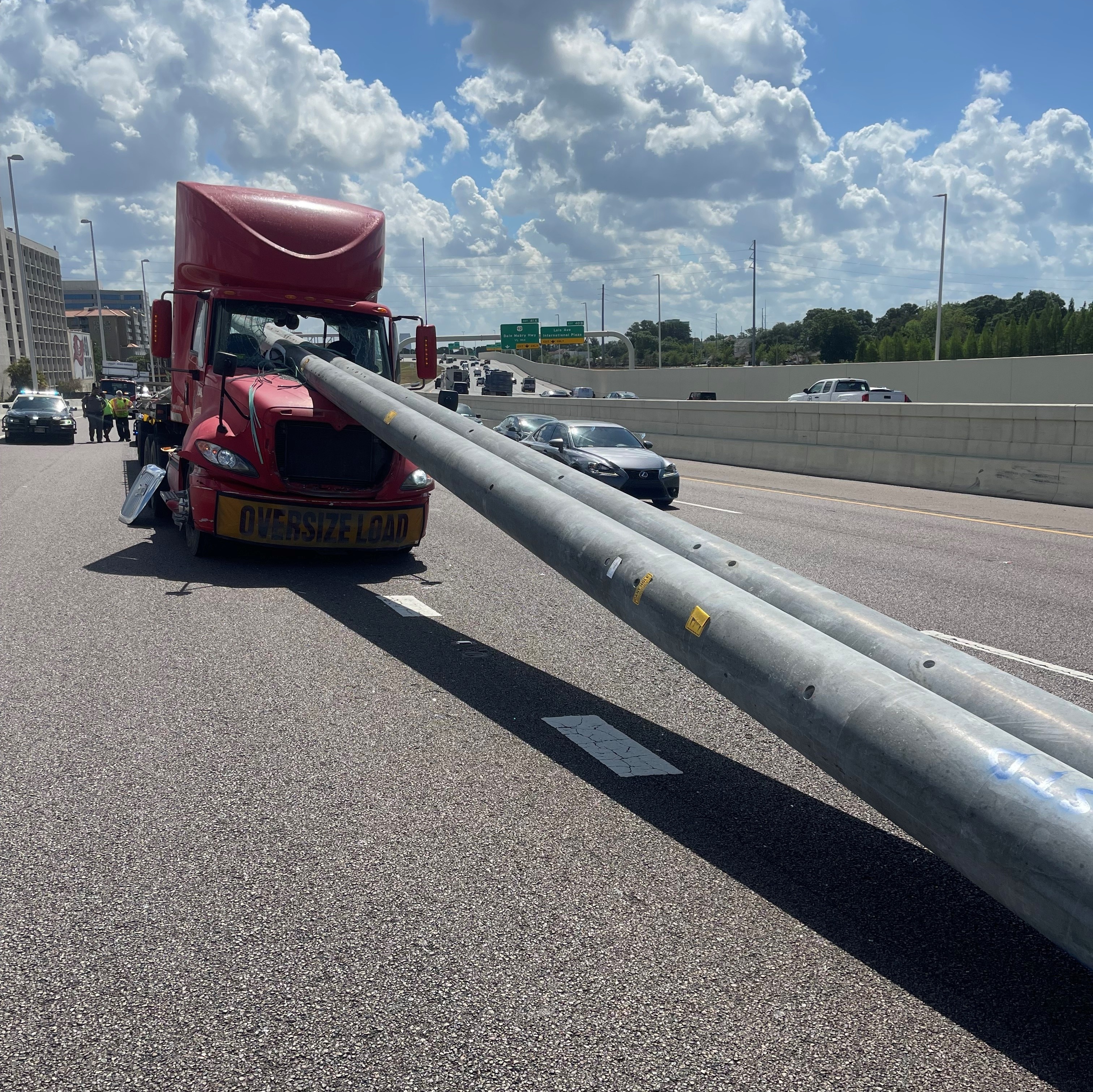 Caminhoneiro famoso rifa caminhão arqueado com 17 multas e 87