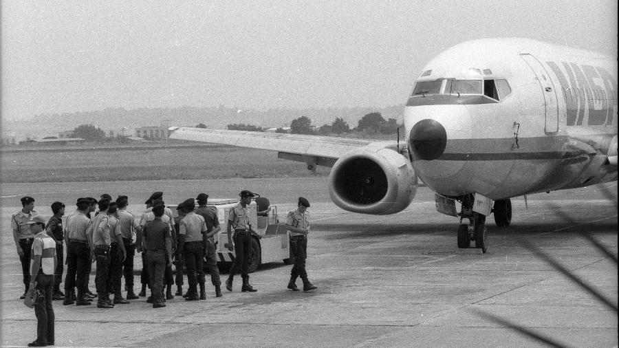 Boeing 737 da Vasp pousa no aeroporto de Goiânia