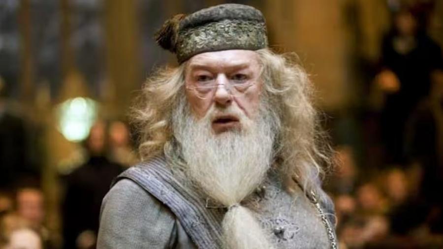 Michael Gambon interpretou Dumbledore a partir do terceiro filme da saga