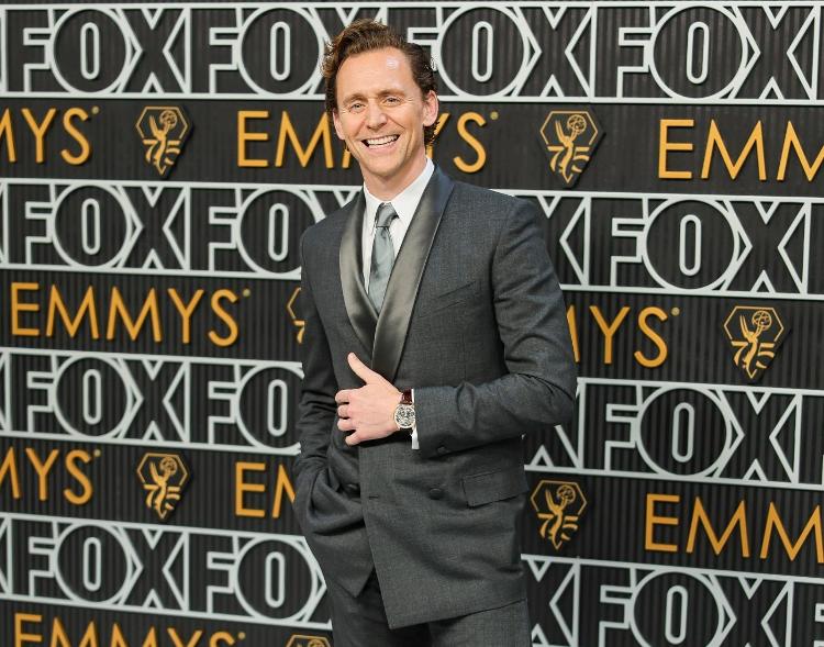 Tom Hiddleston, de 'Loki', chega ao 75º Emmy Awards
