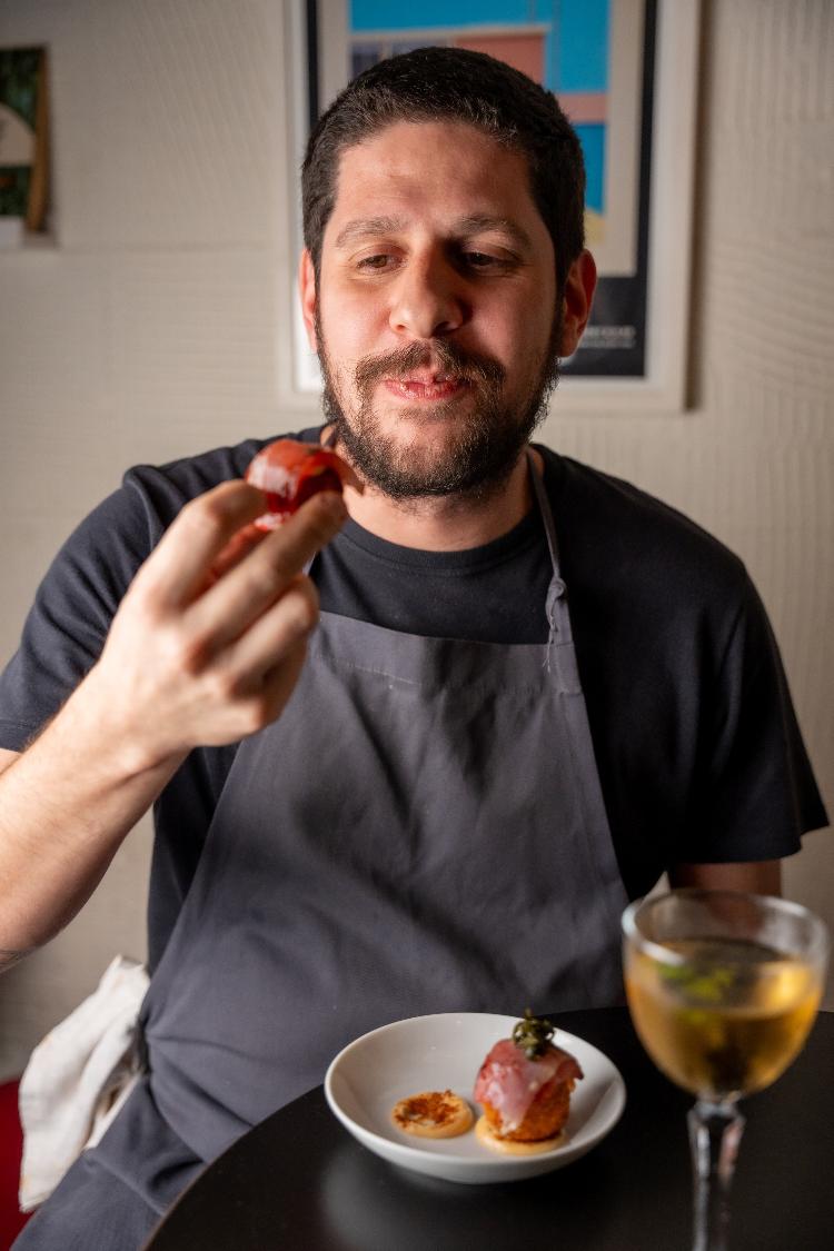 Pedro Forato e sua croqueta de arroz, atum e lardo com queijos, kimchi e algas Pedro Forato e sua croqueta de arroz, atum e lardo com queijos, kimchi e algas