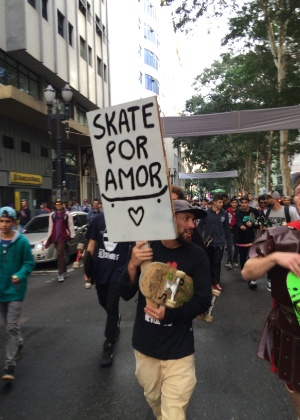 Skatetistas marcham em direção ao Vale do Anhagabaú - Leonardo Rodrigues/UOL - Leonardo Rodrigues/UOL
