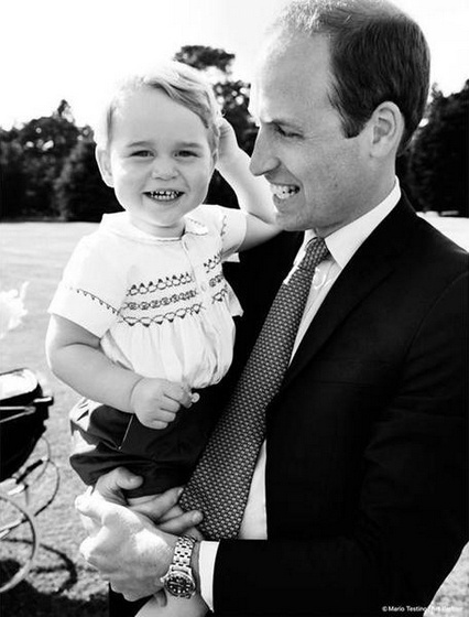 9.jul.2015 - O badalado fotógrafo Mario Testino e o palácio de Kensington -- a residência oficial da família do príncipe William -- divulgaram na manhã desta quinta-feira as fotos oficiais do batizado da princesinha Charlotte