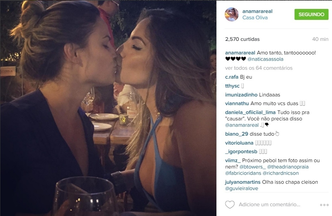 4.ago.2015 - Na noite desta sexta-feira, as ex-BBBs Natalia Casassola e Anamara deram um selinho em um restaurante de Goiânia. A ex-policial postou a imagem do beijo em seu perfil no Instagram. 