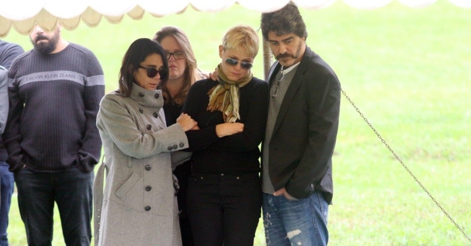 13.set.2015 - Xuxa se emociona no sepultamento do irmão Cirano Rojabaglia