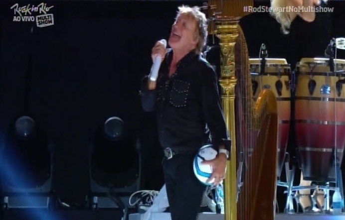 20.set.2015 - Durante o show, Rod Stewart chutou bolas de futebol assinadas por ele para a plateia - Reprodução