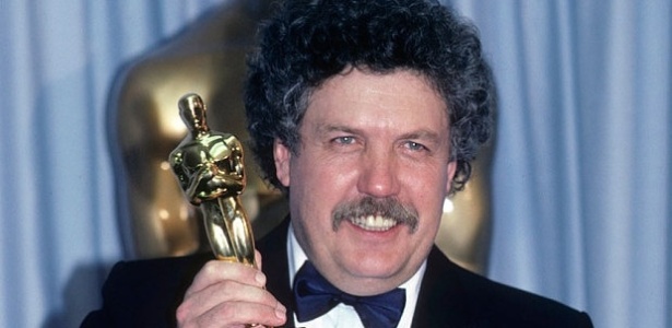 Welland recebe o Oscar de melhor roteiro original por "Carruagens de Fogo", em 1982 - Getty Images