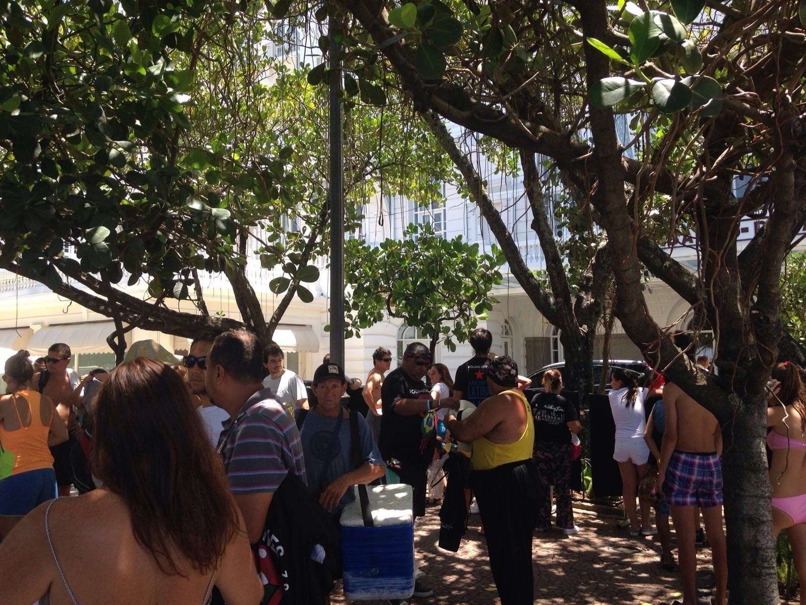 20.fev.2016 - Movimentação na porta do Copacabana Palace, onde a banda Rolling Stones está hospedada, aumenta a partir das 11h. Fãs fazem plantão na porta do hotel na esperança de uma aparição de Mick Jagger, Keith Richars, Ron Wood ou Charlie Watts - Ana Paula Bazolli/UOL