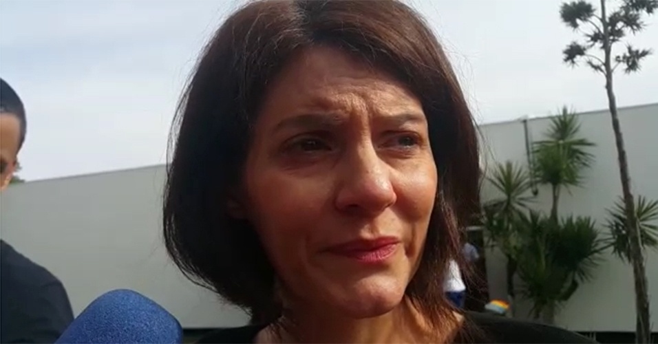 Ao deixar o velório, Malga Di Paula, viúva de Chico Anysio, conversou com jornalistas e lamentou a morte de Rian, com quem conviveu por 15 anos - Ana Cora Lima/UOL