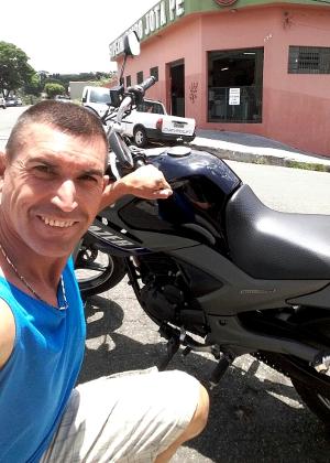 Silvio Santo perde dia de trabalho para reparar moto - Cicero Lima/UOL - Cicero Lima/UOL