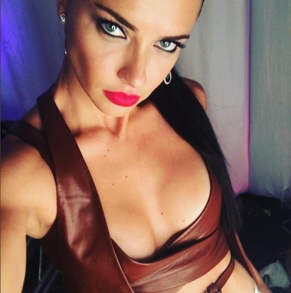 Adriana Lima posta selfie decotada com batom vermelho - Reprodução/ Instagram/ @adrianalima